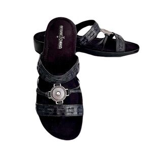 Minnetonka Black Leather Sabra Medallion Sandals, Size 9